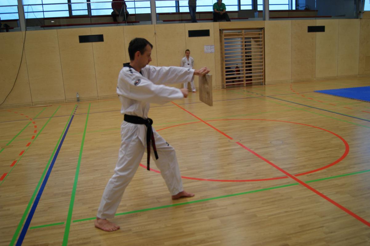 Bernd Kraussler bei seinem selbstgehaltenen freihängenden Bruchtest